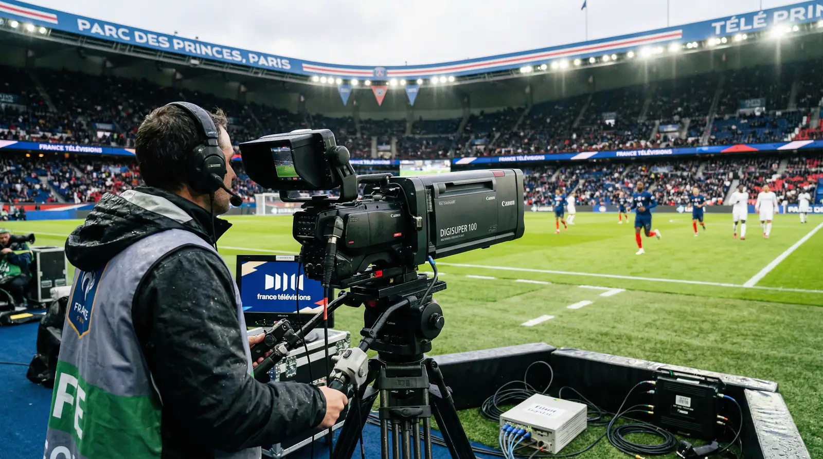 Caméra de télévision filmant un match de football de Ligue 1 depuis le bord du terrain