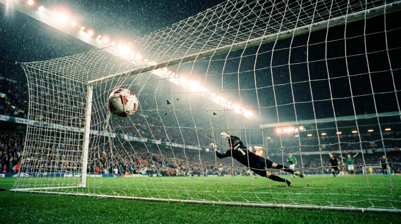 Ballon de football dans le filet d'un but lors d'un match de Ligue 1